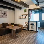 Barrique 26 - Breakfast Delivered & Minibar - Free Parking - Old Town Apartment Brasov