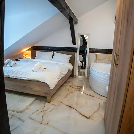 Apartament Barrique 26 - Breakfast Delivered & Minibar - Free Parking - Old Town Brașov